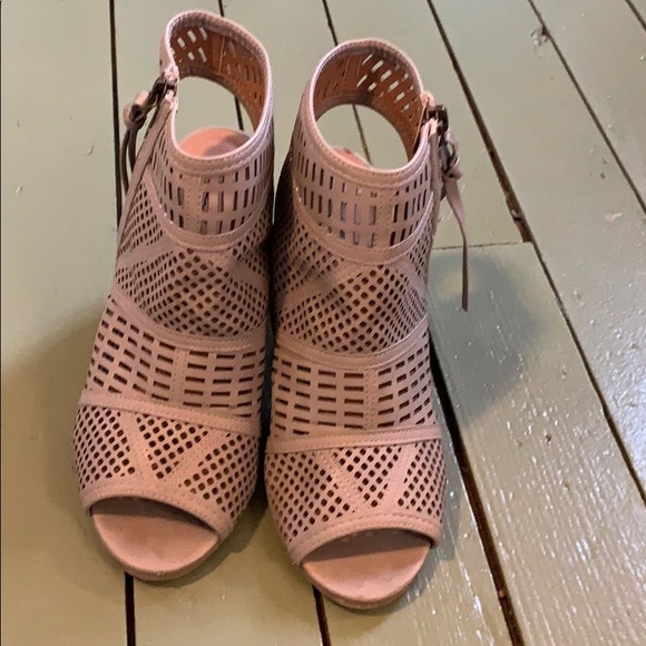 worn once 3 inch tan heals - Picture 1 of 2